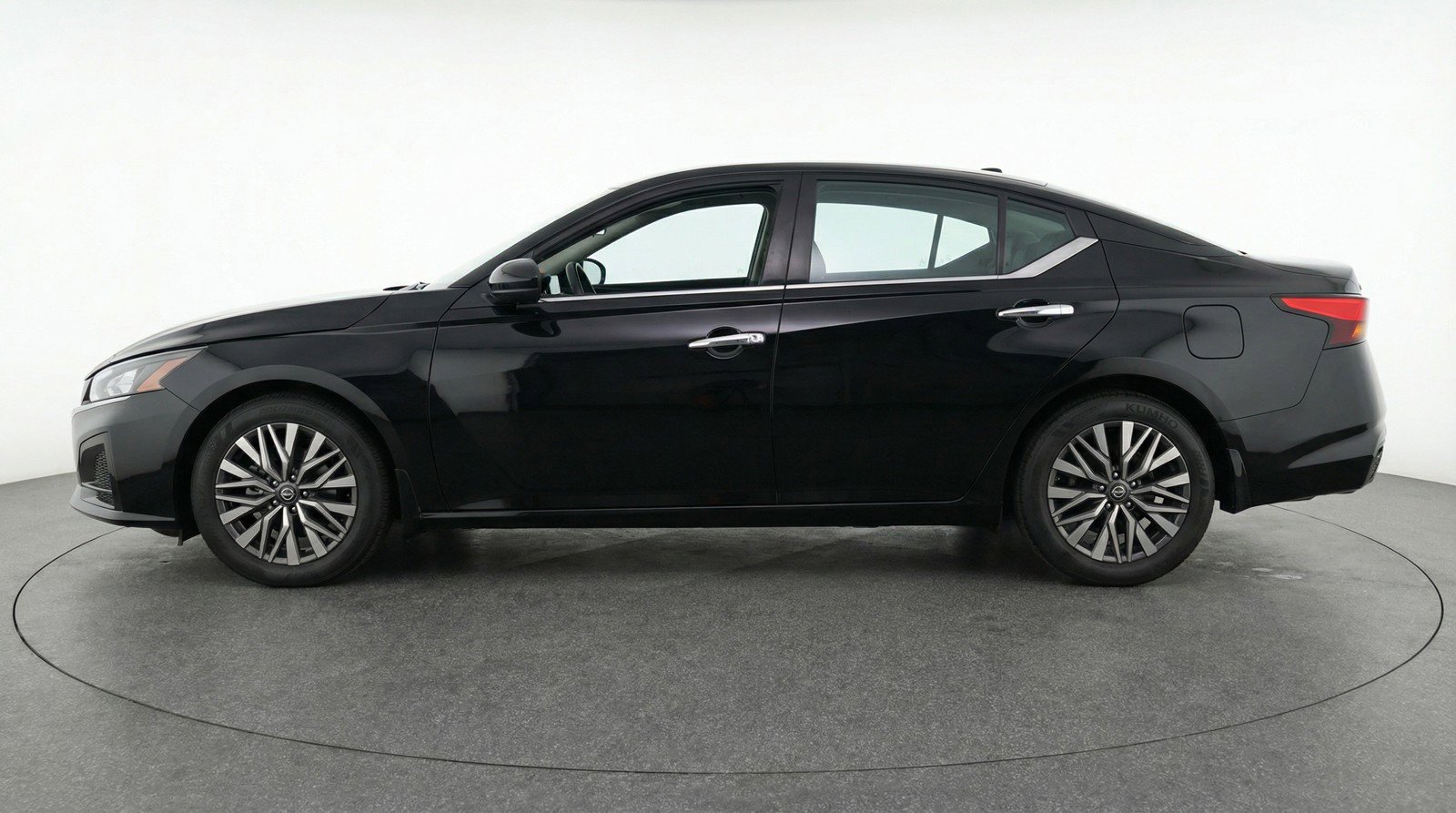 Used 2025 Nissan Altima 2.5 SV image 5