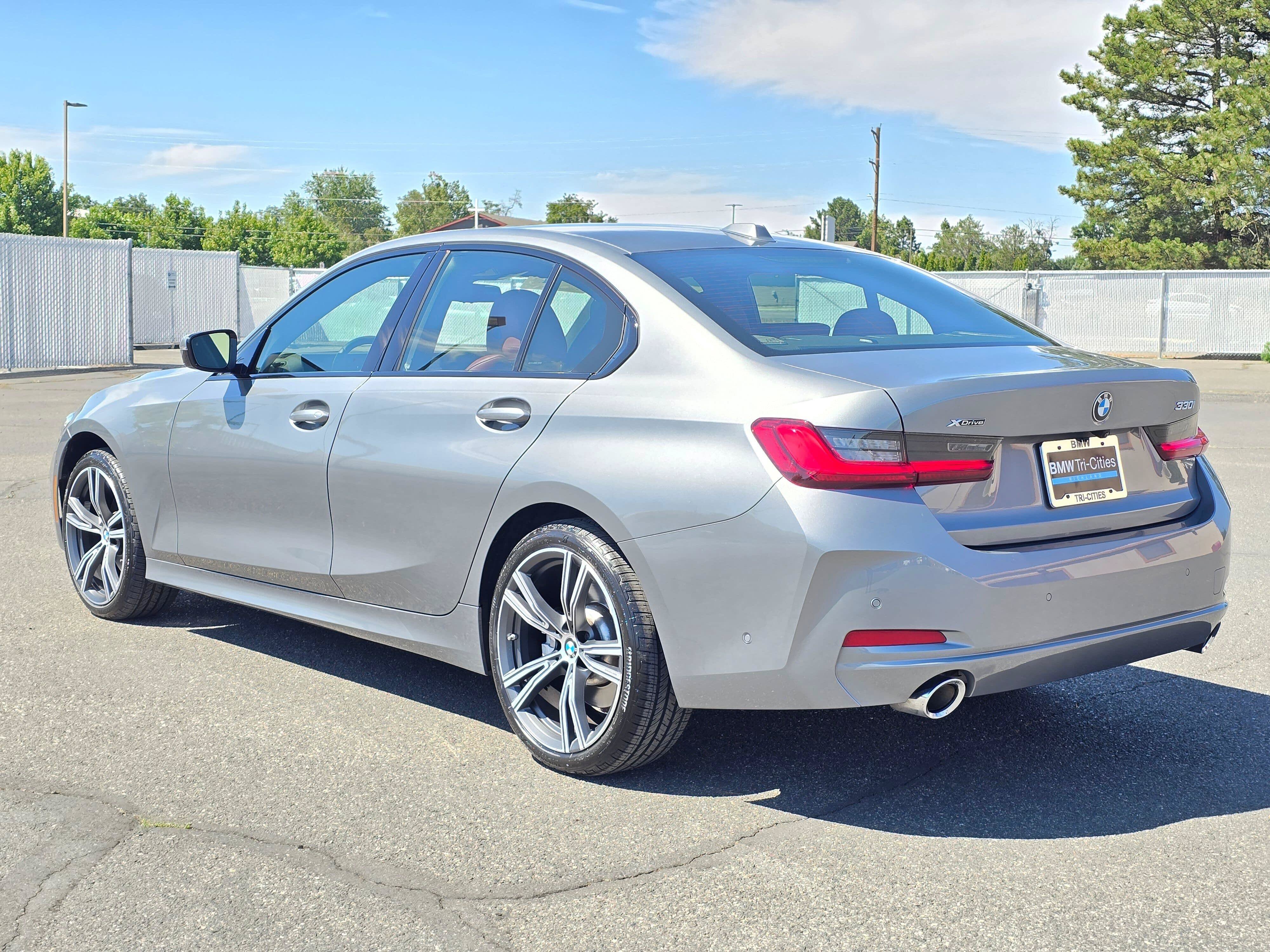 Certified 2023 BMW 330i xDrive Sedan w/ Premium Package AWD/4WD image 4