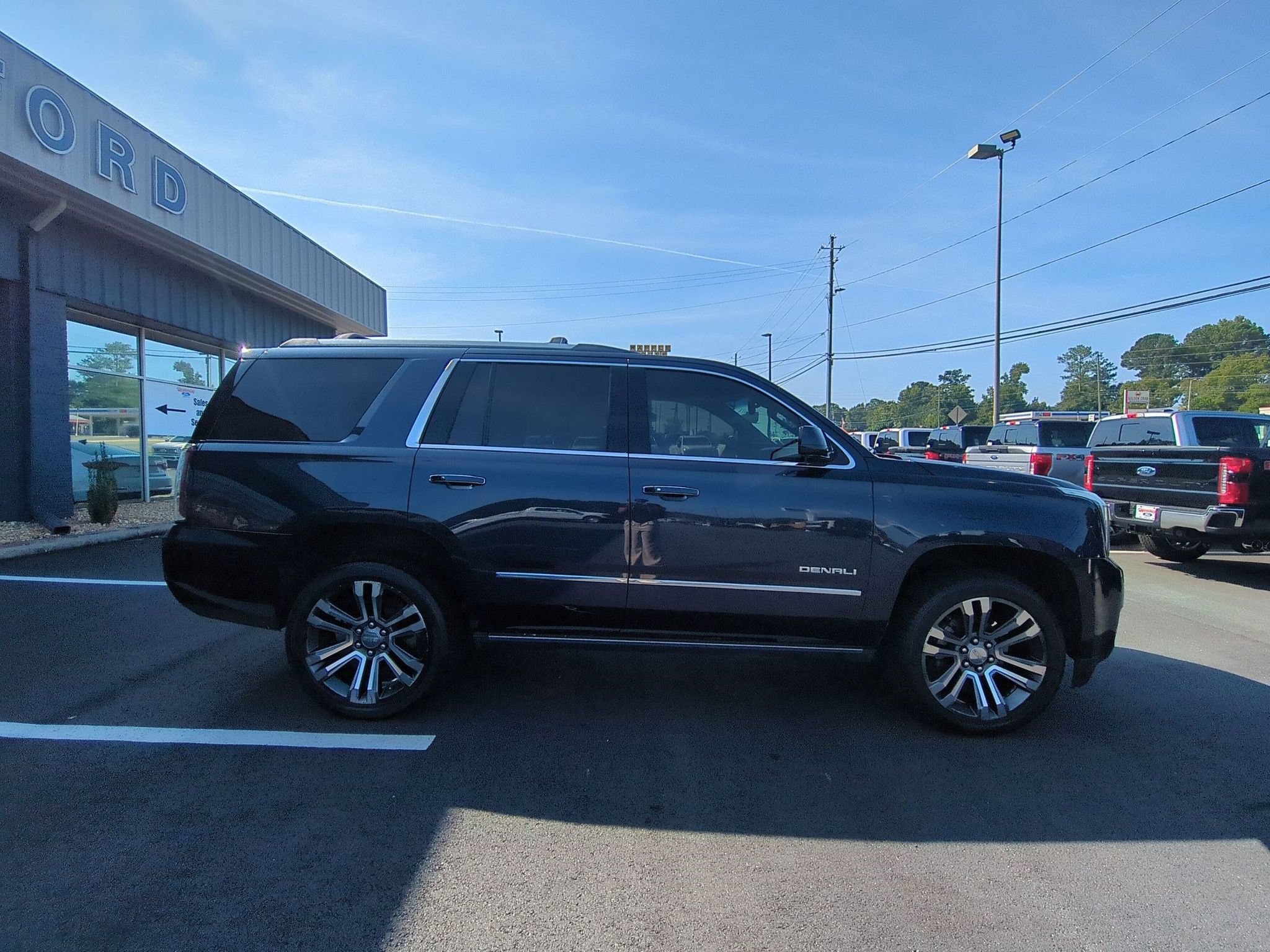 Used 2017 GMC Yukon Denali w/ Open Road Package AWD/4WD image 4