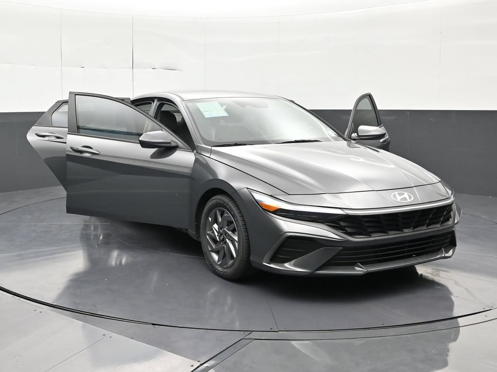 Used 2024 Hyundai Elantra SEL FWD image 31