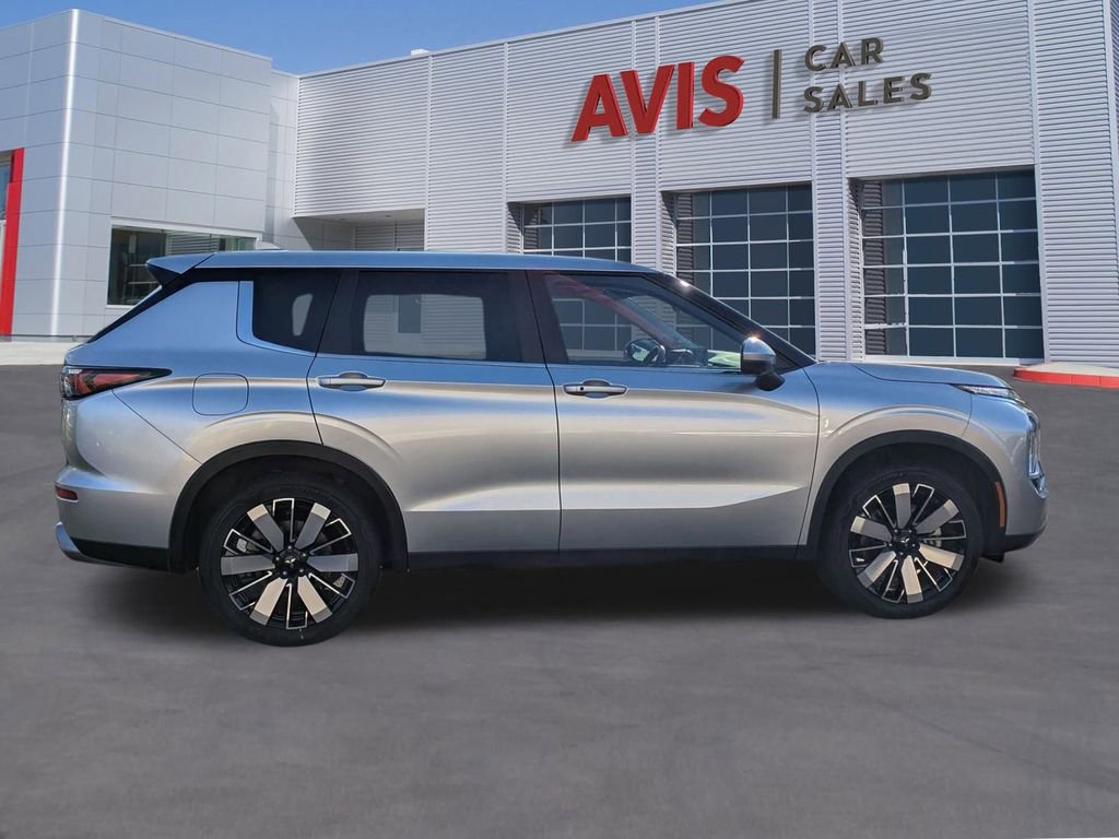 Used 2025 Mitsubishi Outlander SE image 5