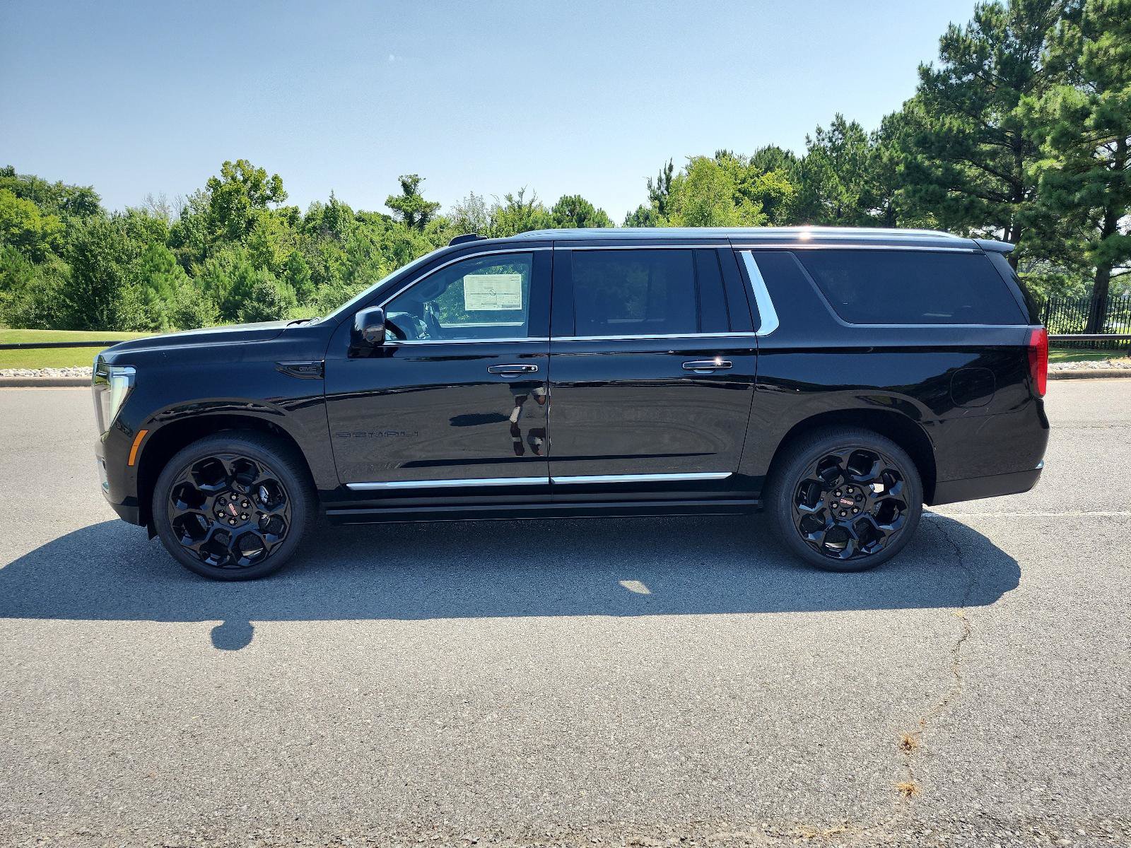New 2026 GMC Yukon XL Denali w/ Denali Reserve Package AWD/4WD image 2