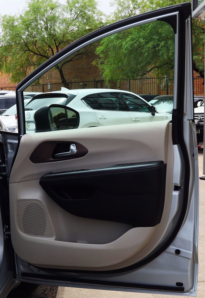 Used 2023 Chrysler Voyager LX FWD image 33