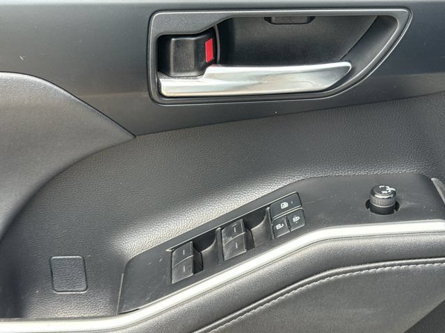 Used 2021 Toyota Highlander XSE FWD image 20