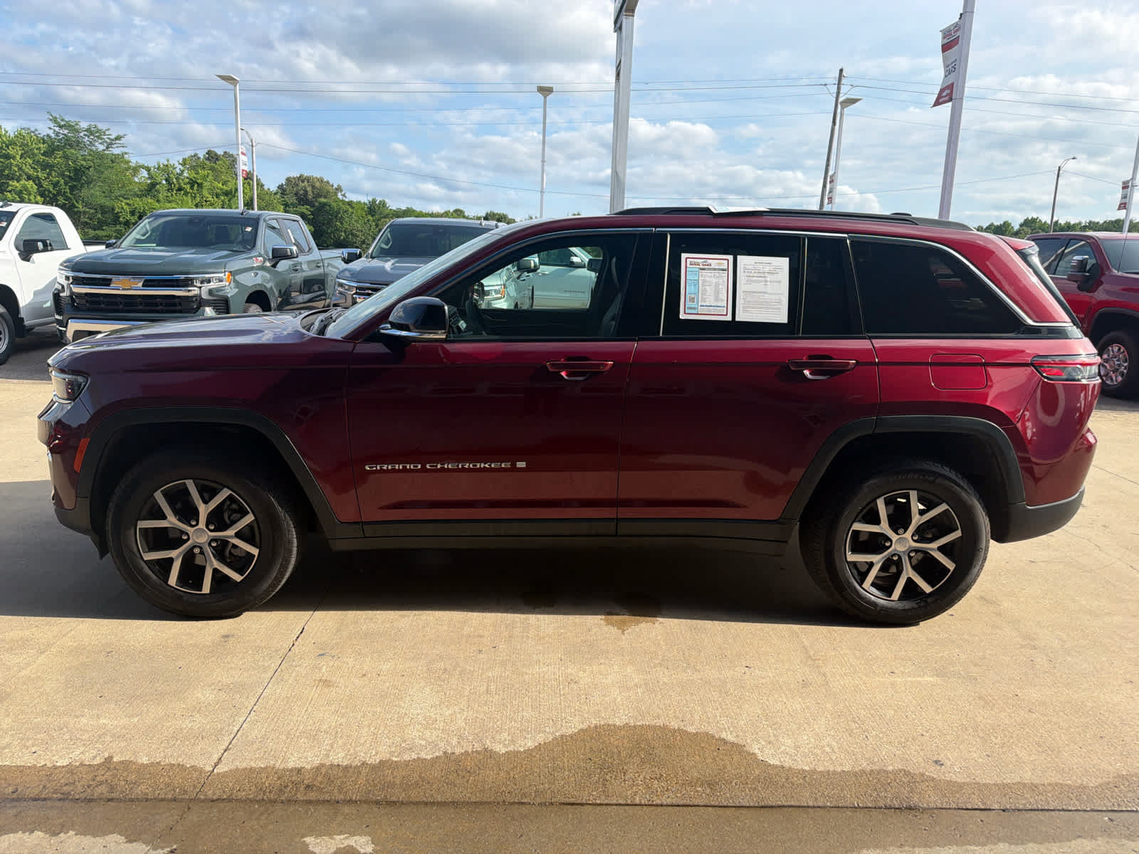 Used 2024 Jeep Grand Cherokee Limited AWD/4WD image 3