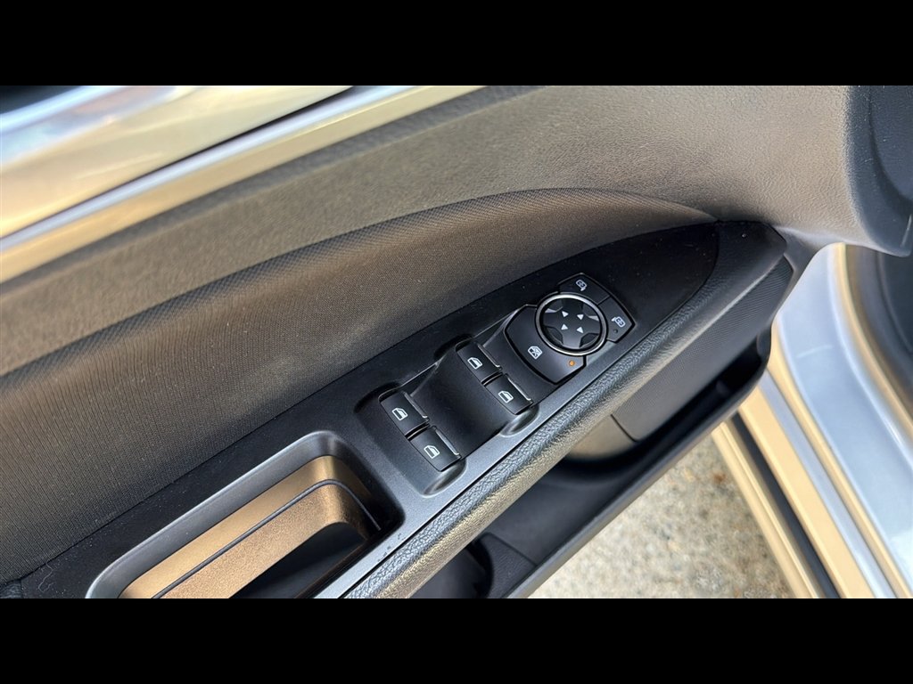 Used 2017 Ford Fusion SE w/ Fusion SE Technology Package FWD image 8