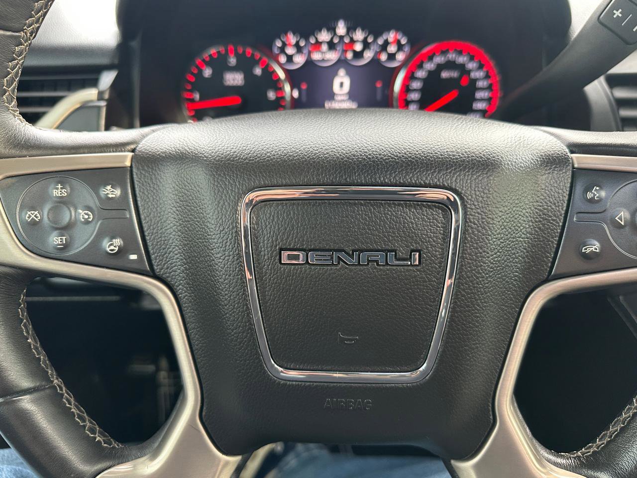 Used 2015 GMC Yukon Denali w/ Touring Package AWD/4WD image 11
