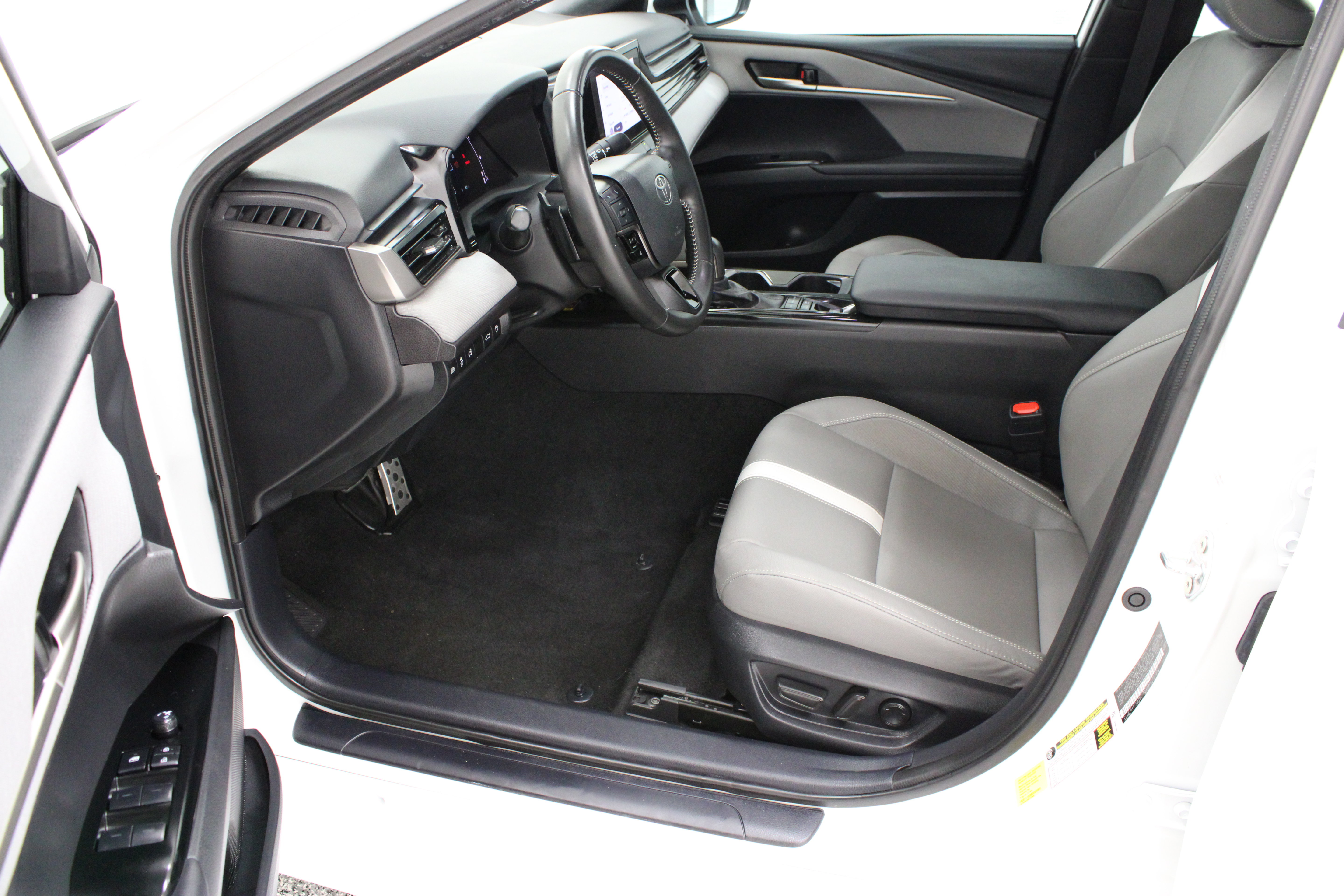 Used 2025 Toyota Camry SE w/ Convenience Package FWD image 14