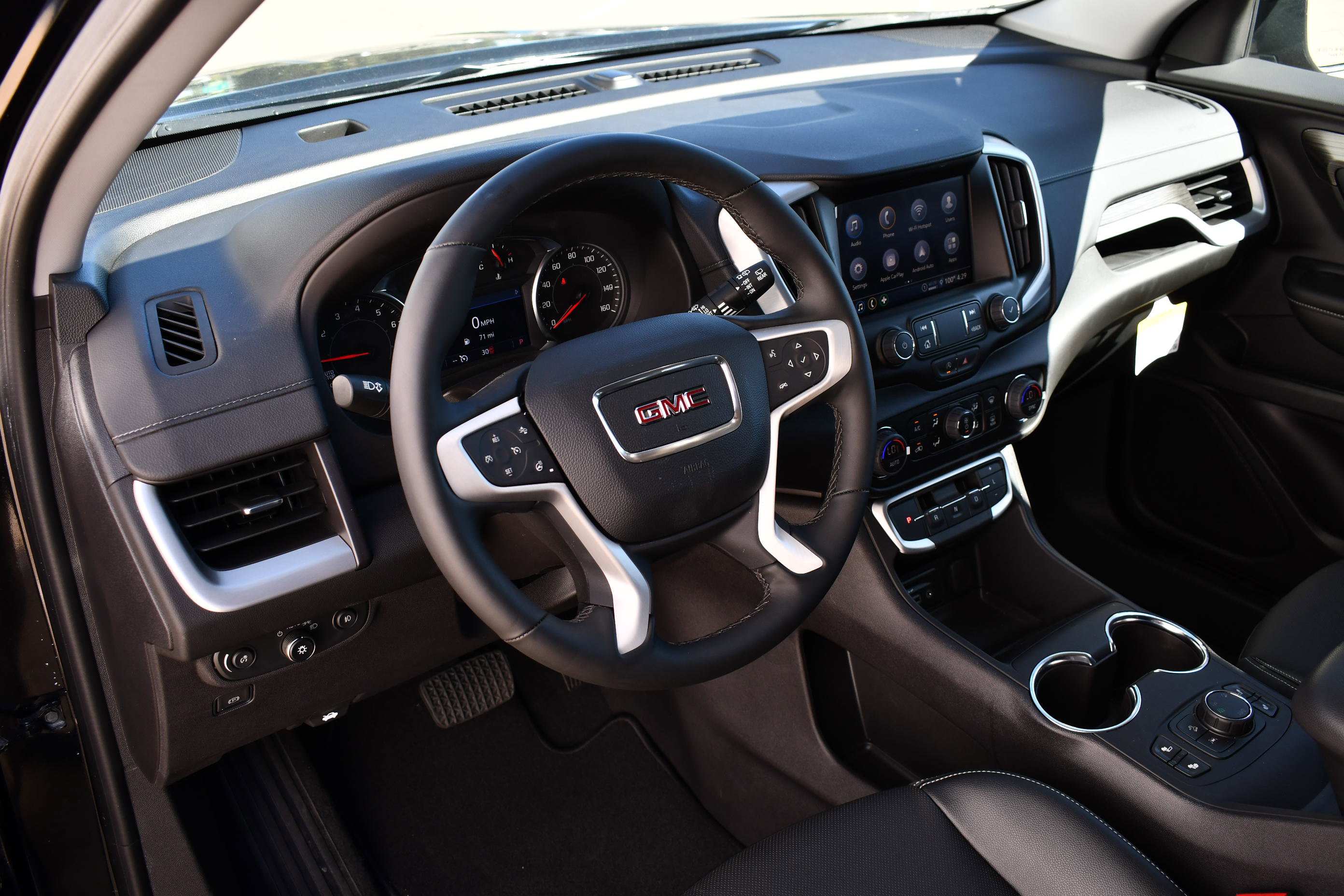 Used 2024 GMC Terrain SLT image 16