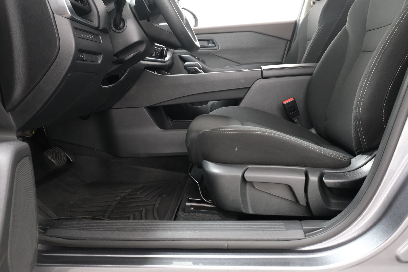 Used 2023 Nissan Rogue S AWD/4WD image 29