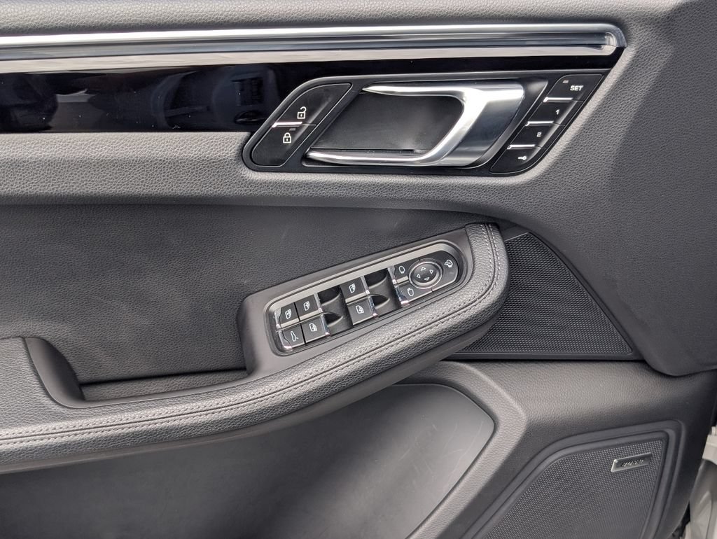 Certified 2025 Porsche Macan AWD/4WD image 20