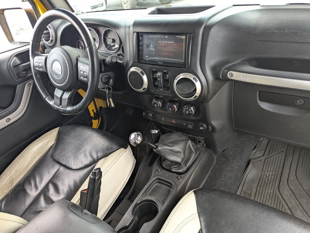 Used 2015 Jeep Wrangler Unlimited Sahara w/ Connectivity Group AWD/4WD image 31