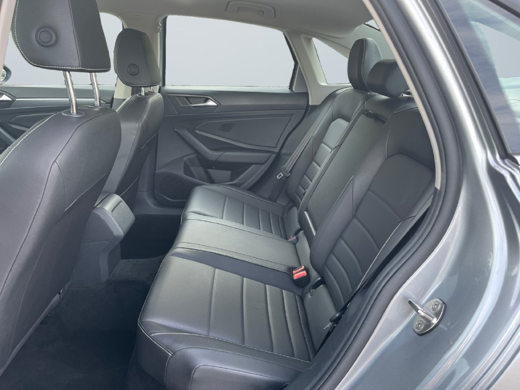 Used 2024 Volkswagen Jetta SE FWD image 13