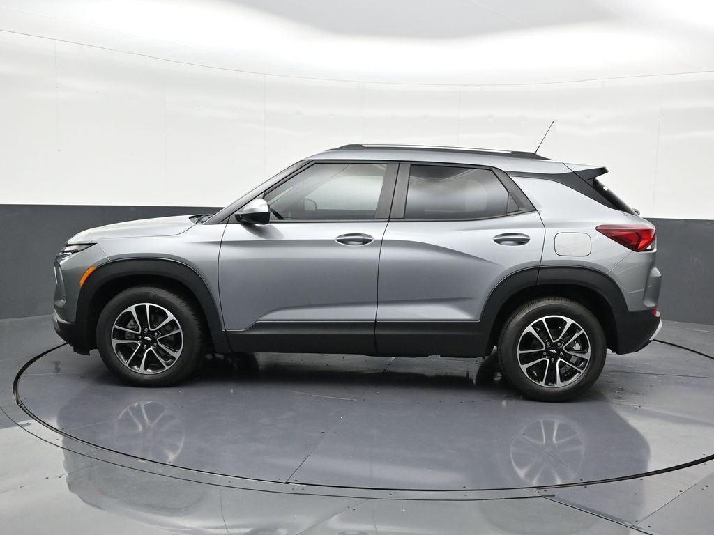 Used 2024 Chevrolet TrailBlazer LT image 2