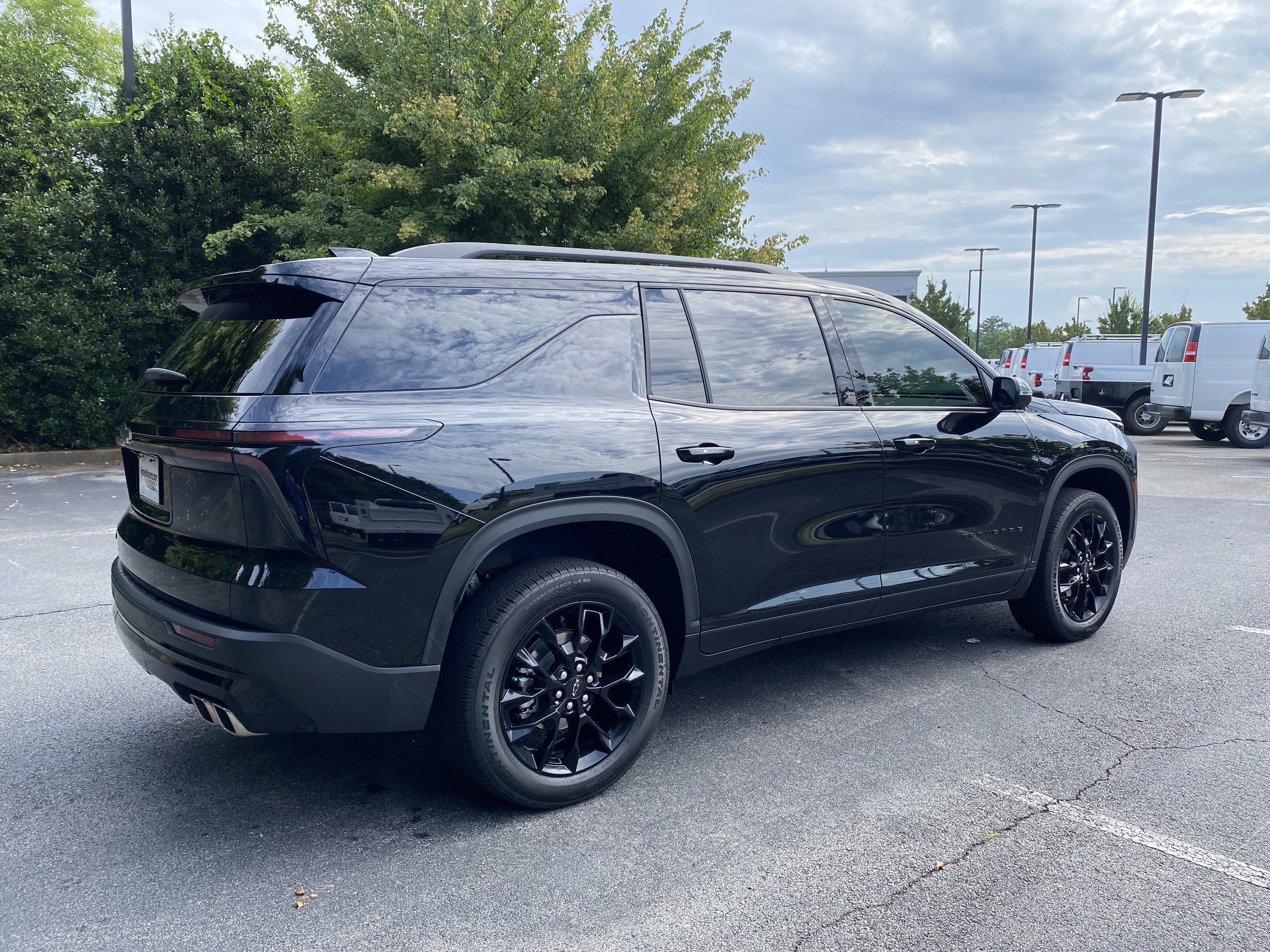 Used 2025 Chevrolet Traverse LT w/ Midnight/Sport Edition FWD image 9