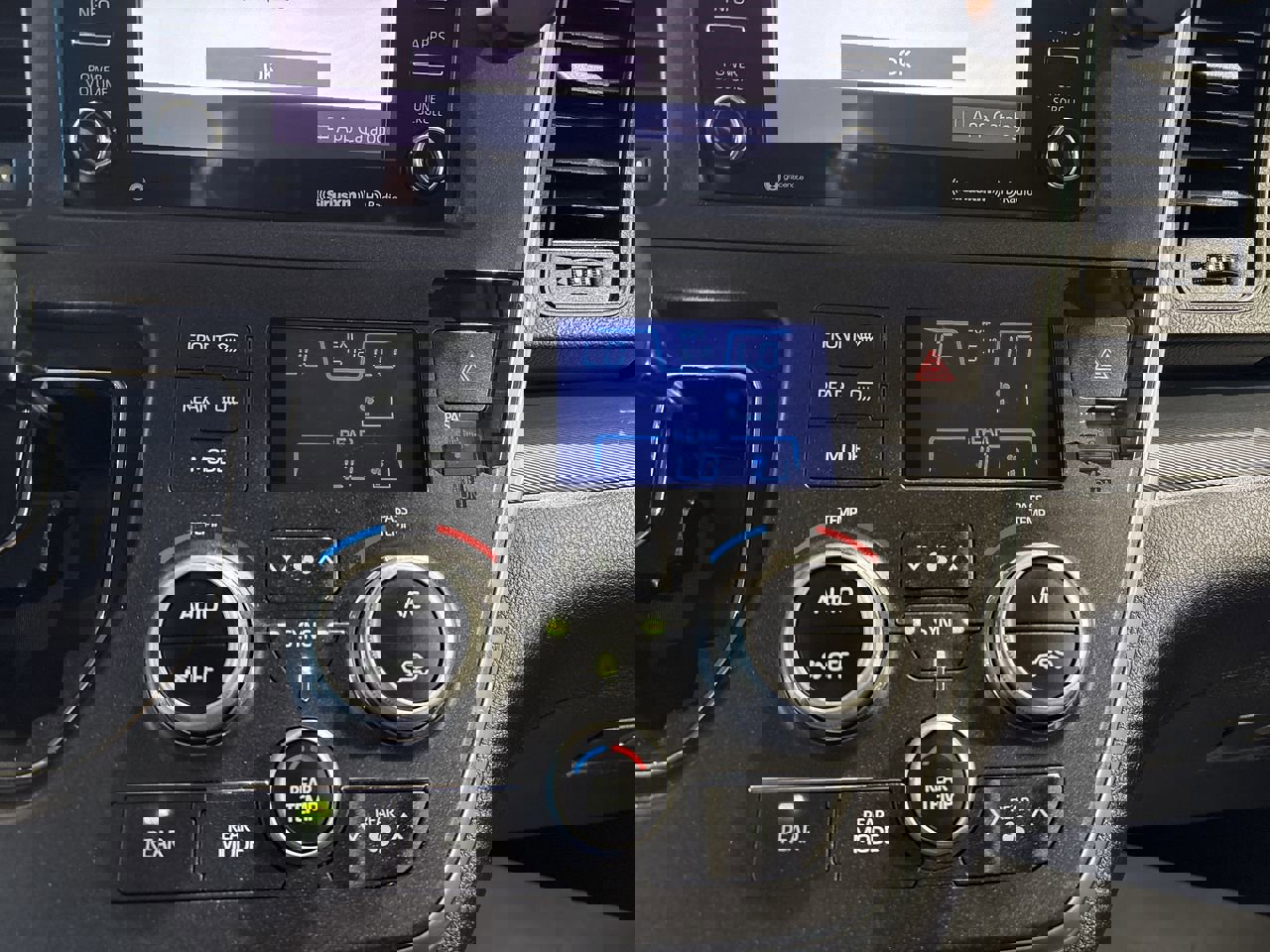 Used 2018 Toyota Sienna SE image 19