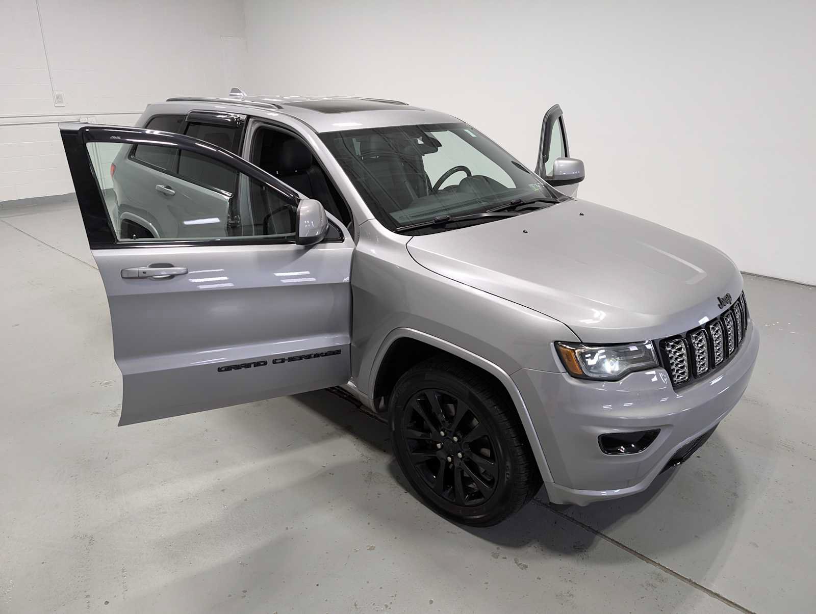 Used 2021 Jeep Grand Cherokee Laredo X AWD/4WD image 16