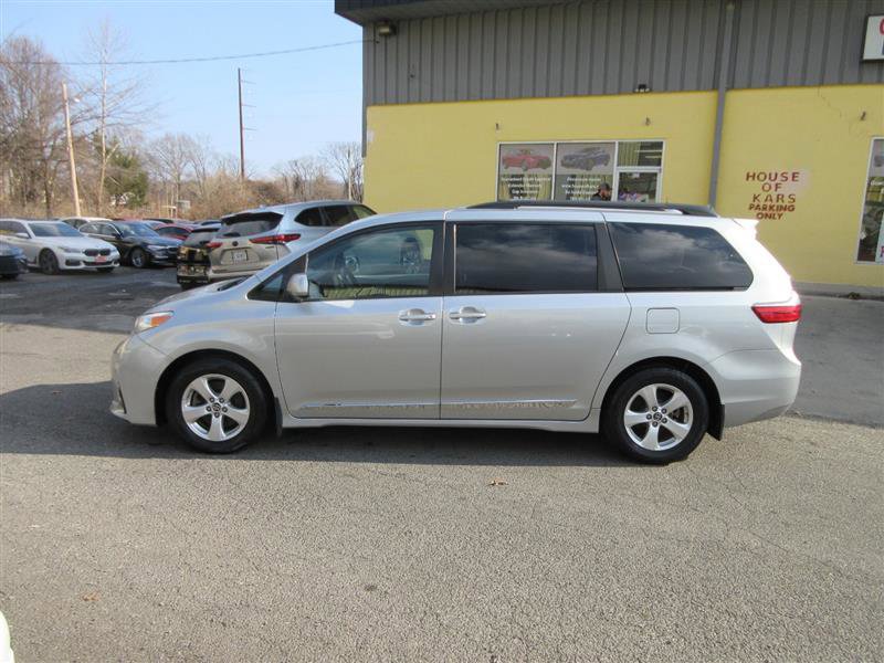 Used 2020 Toyota Sienna LE image 2