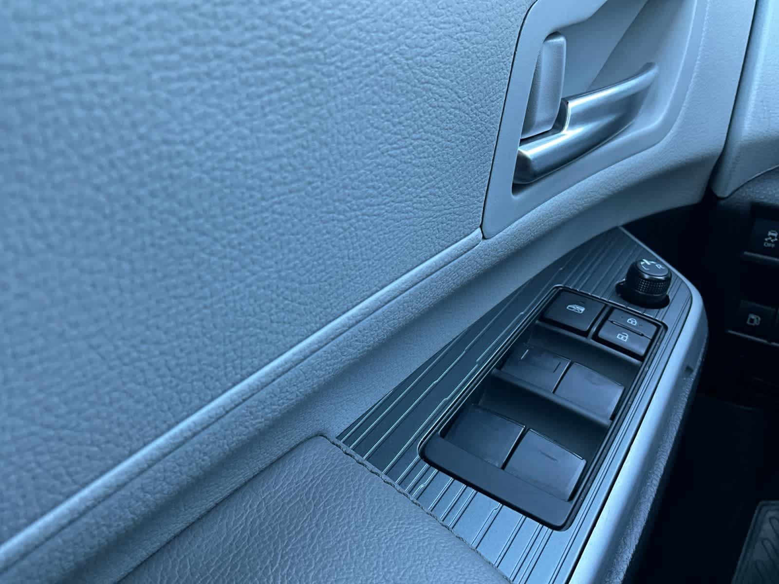 Used 2025 Toyota Sienna XLE FWD image 19