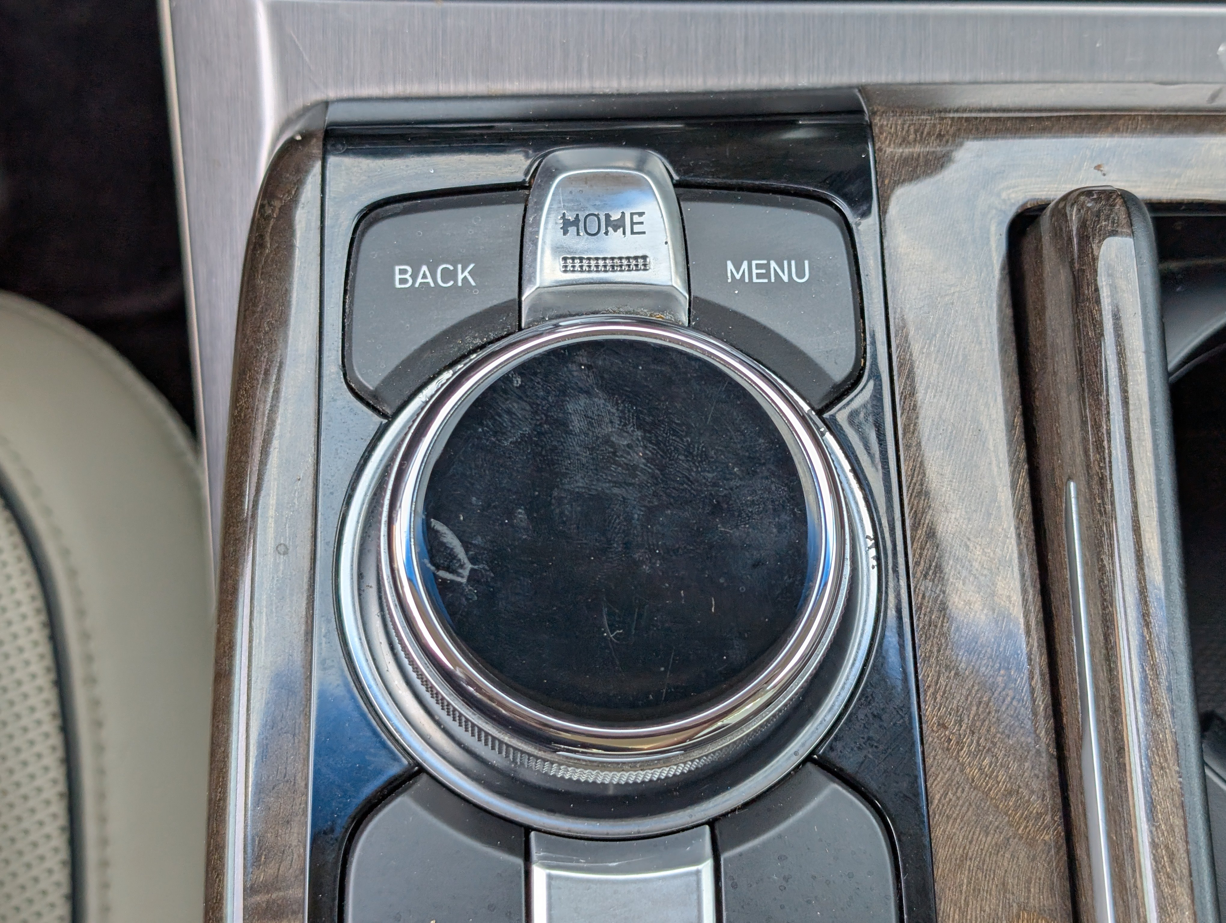Used 2018 Genesis G90 3.3T Premium RWD image 34