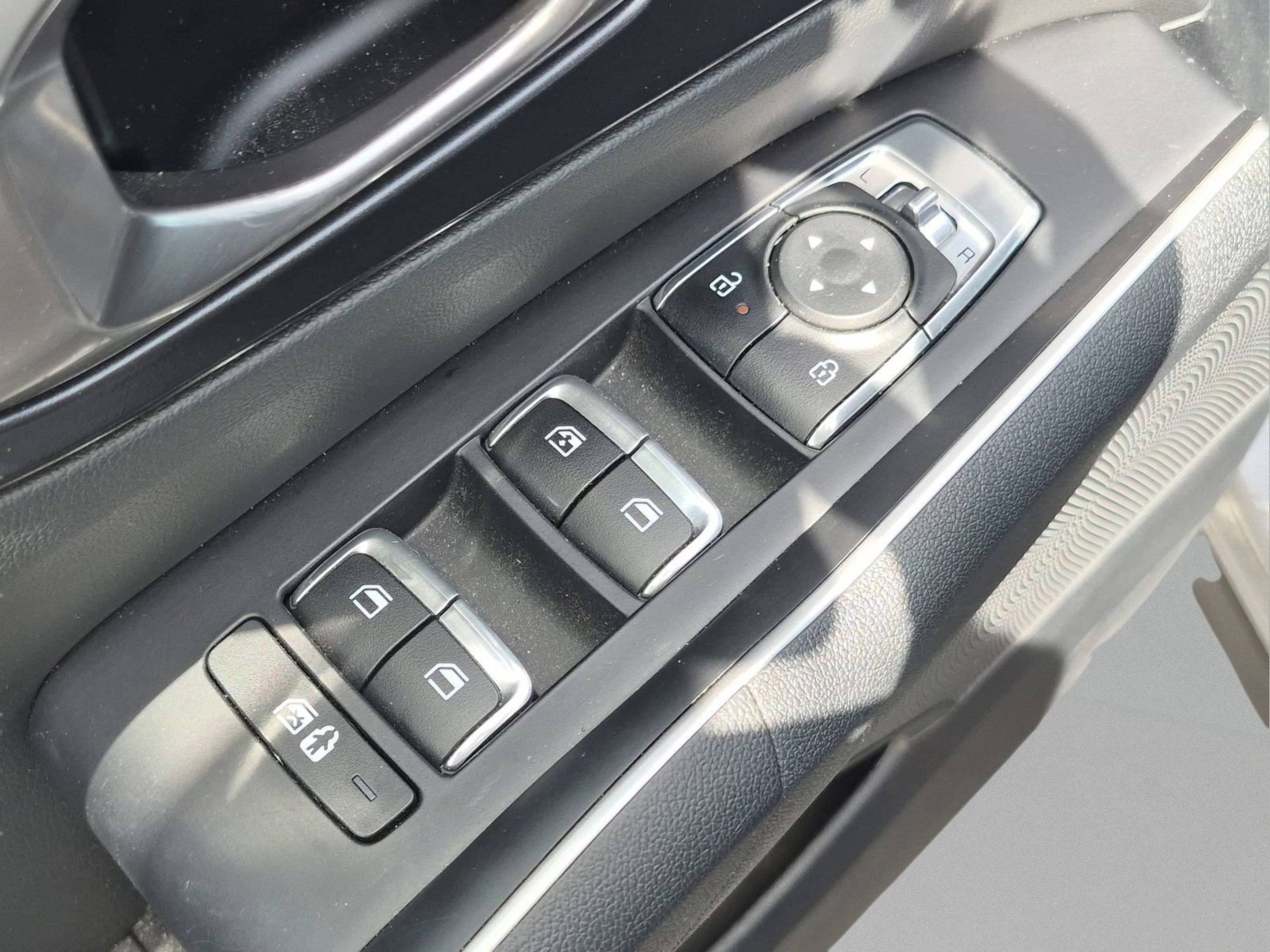 Used 2025 Kia Sorento S FWD image 16