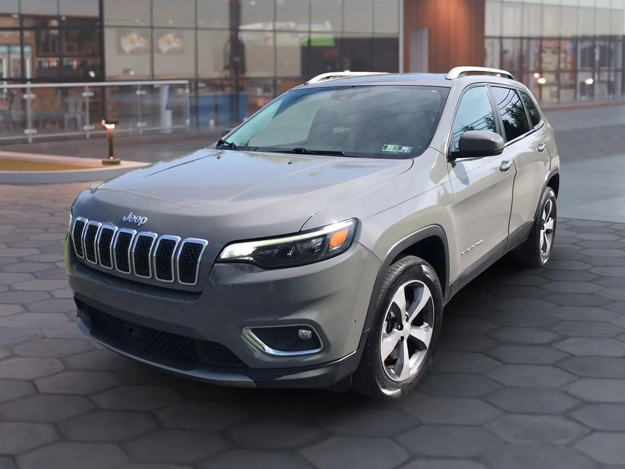 Used 2019 Jeep Cherokee Limited w/ Technology Group AWD/4WD image 9