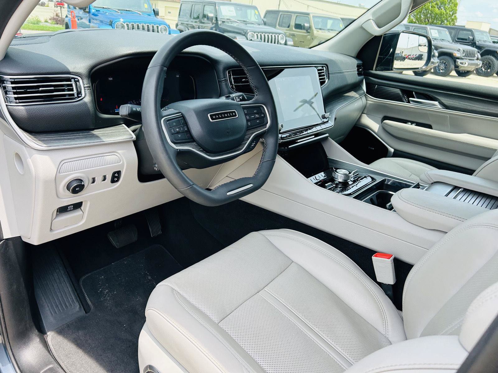 Used 2023 Jeep Wagoneer L Series III w/ Premium Group I AWD/4WD image 20