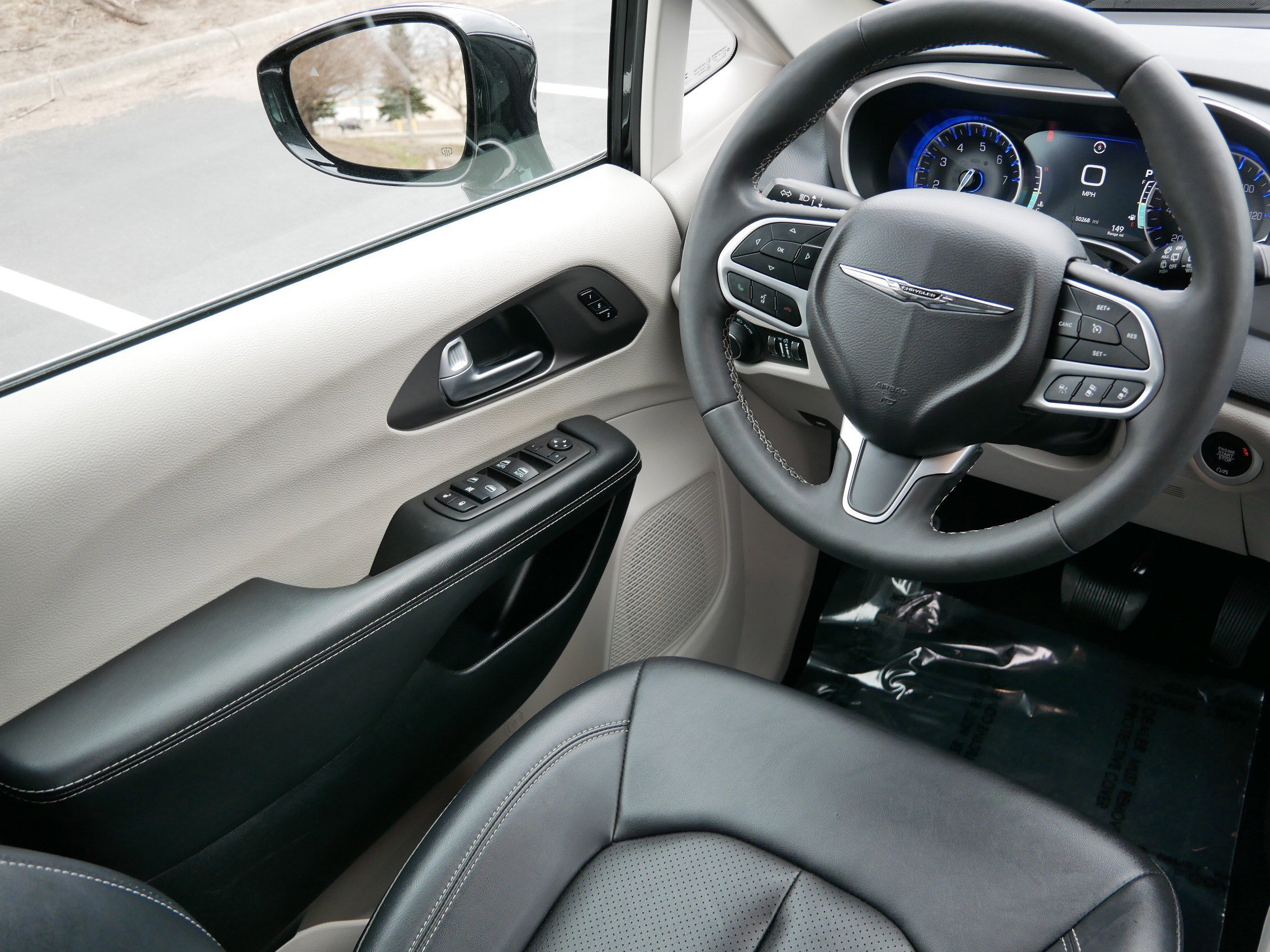 Used 2024 Chrysler Pacifica Touring-L FWD image 9