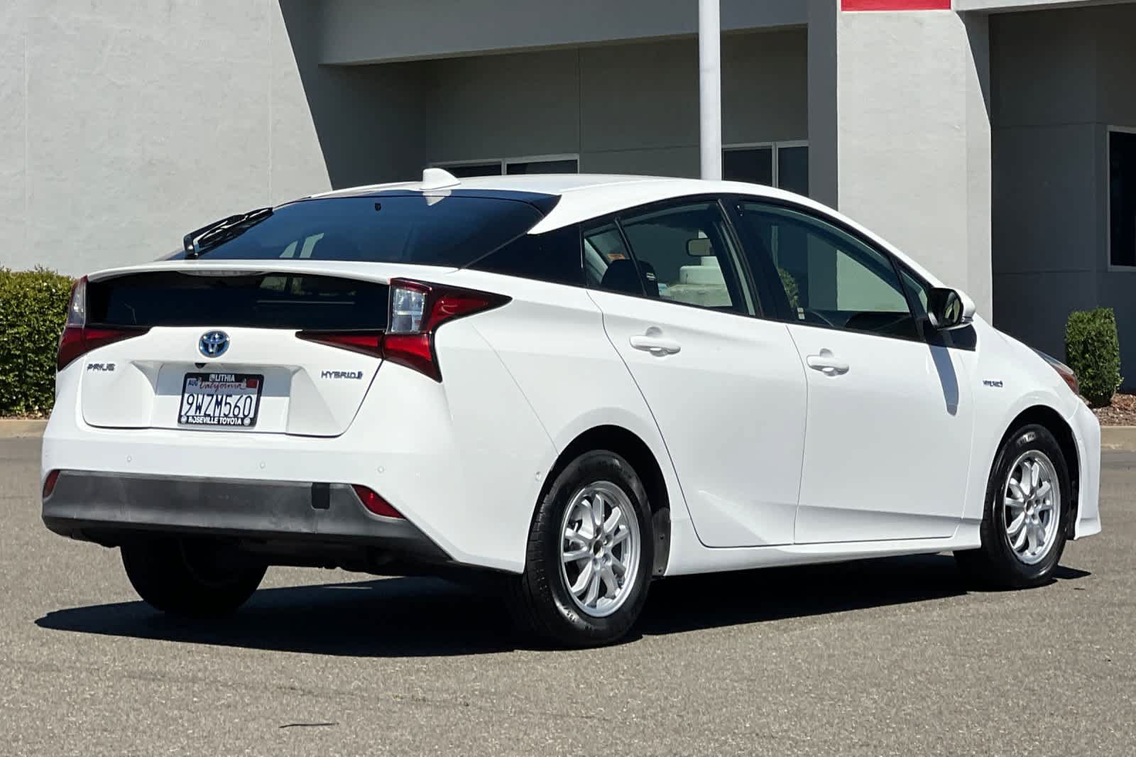 Used 2022 Toyota Prius LE FWD image 2