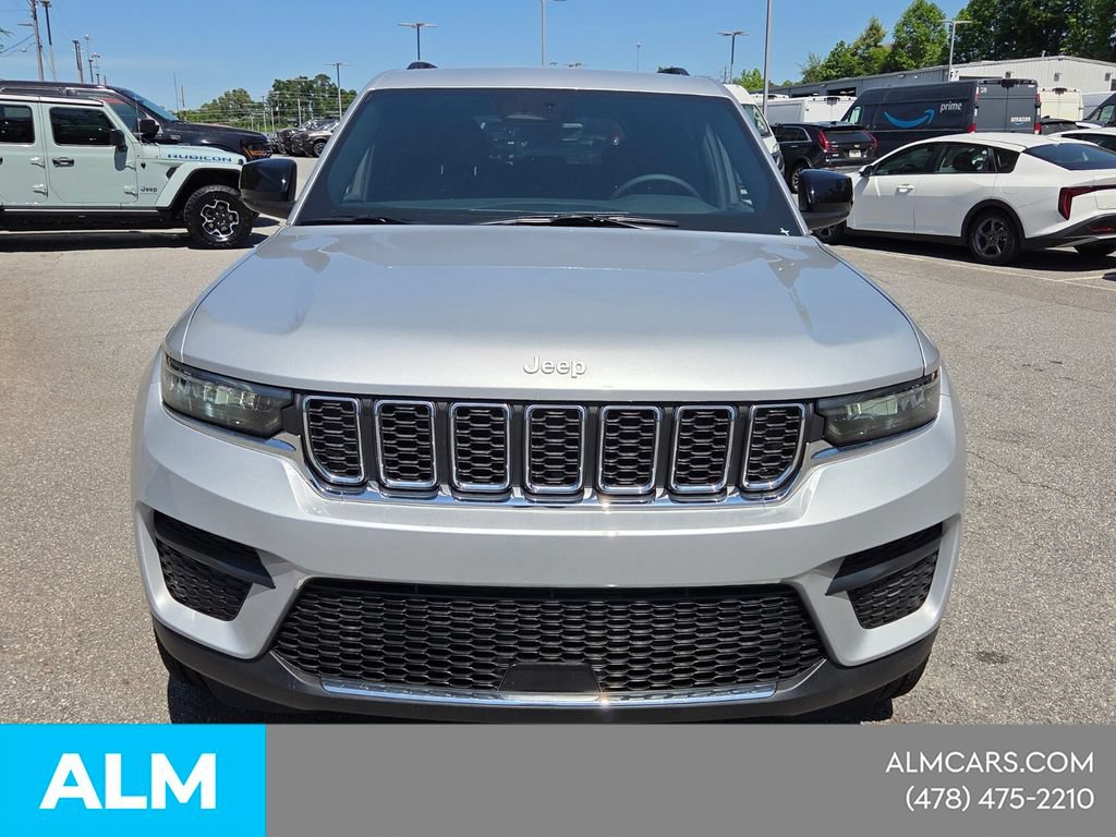Used 2025 Jeep Grand Cherokee Laredo w/ Luxury Tech Group I AWD/4WD image 3