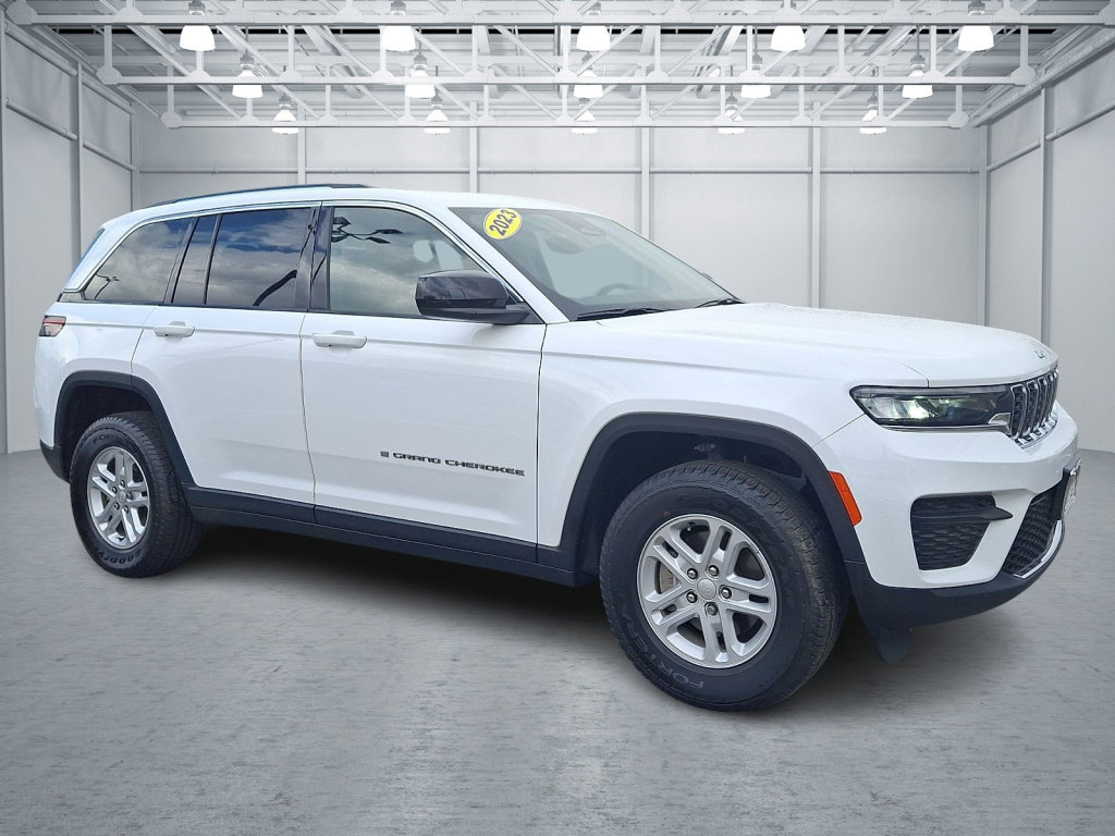 Used 2023 Jeep Grand Cherokee Laredo w/ Luxury Tech Group I AWD/4WD image 7