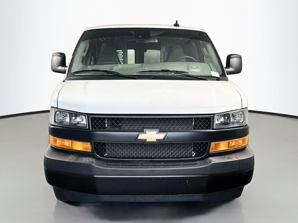 Used 2025 Chevrolet Express 2500 RWD image 2