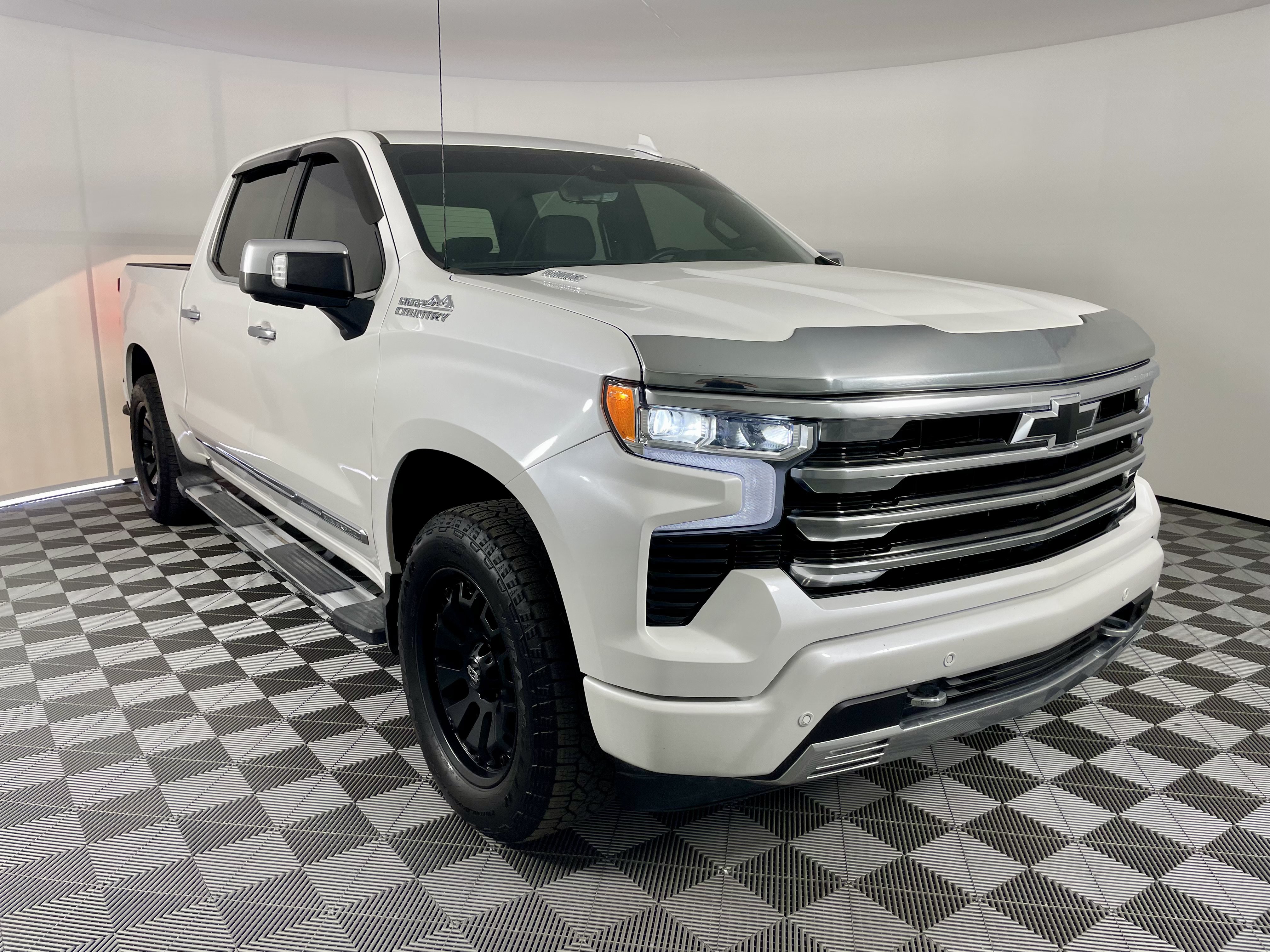 Used 2025 Chevrolet Silverado 1500 High Country w/ Technology Package AWD/4WD image 7