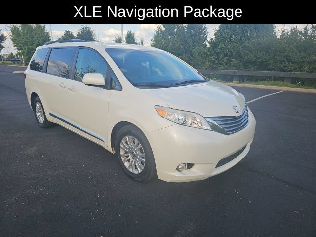 Used 2017 Toyota Sienna XLE w/ XLE Navigation Package FWD image 4