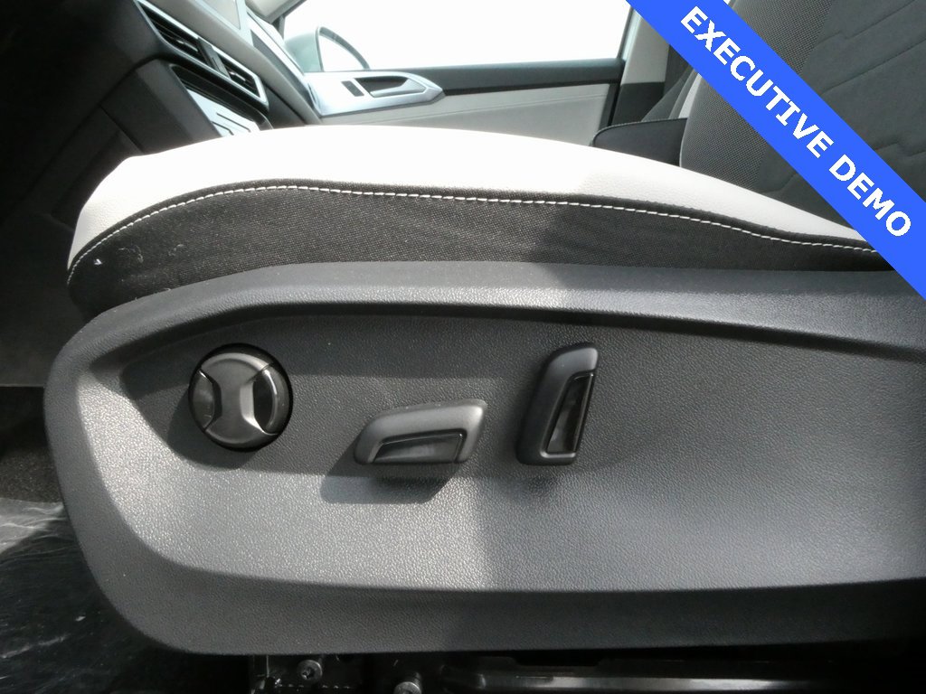 Certified 2025 Volkswagen Taos SE image 9