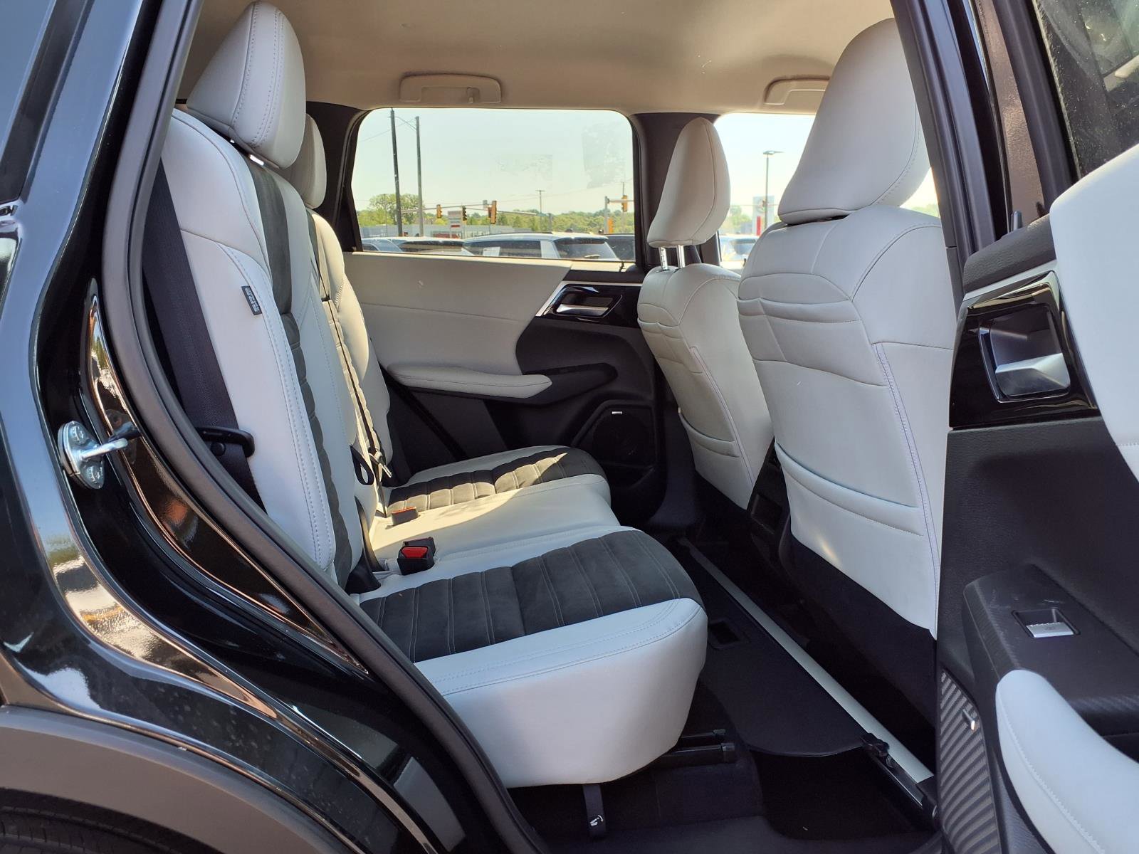 Used 2025 Mitsubishi Outlander SE FWD image 24