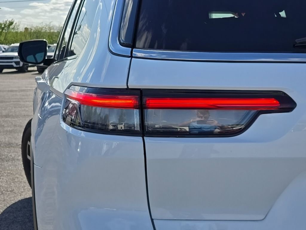 Used 2024 Jeep Grand Cherokee L Limited w/ Luxury Tech Group II AWD/4WD image 11