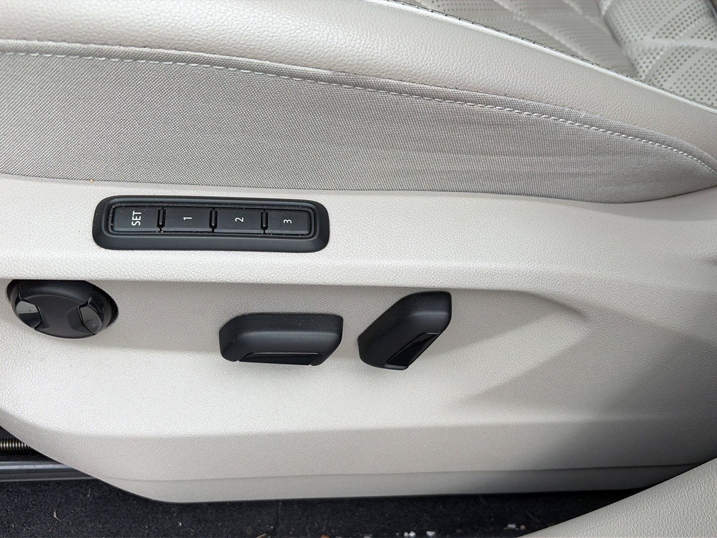 Used 2024 Volkswagen Atlas SEL Premium R-Line AWD/4WD image 8