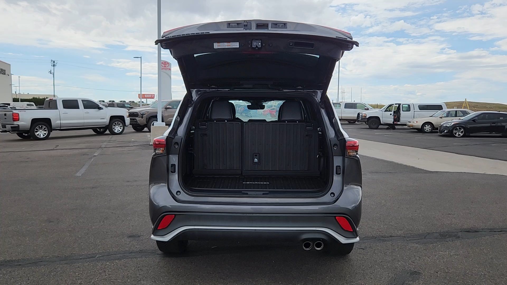 Used 2022 Toyota Highlander XSE FWD image 18