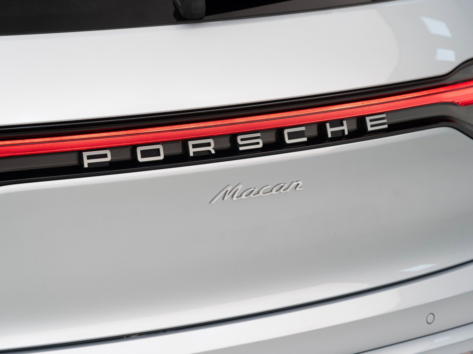 Certified 2025 Porsche Macan AWD/4WD image 13