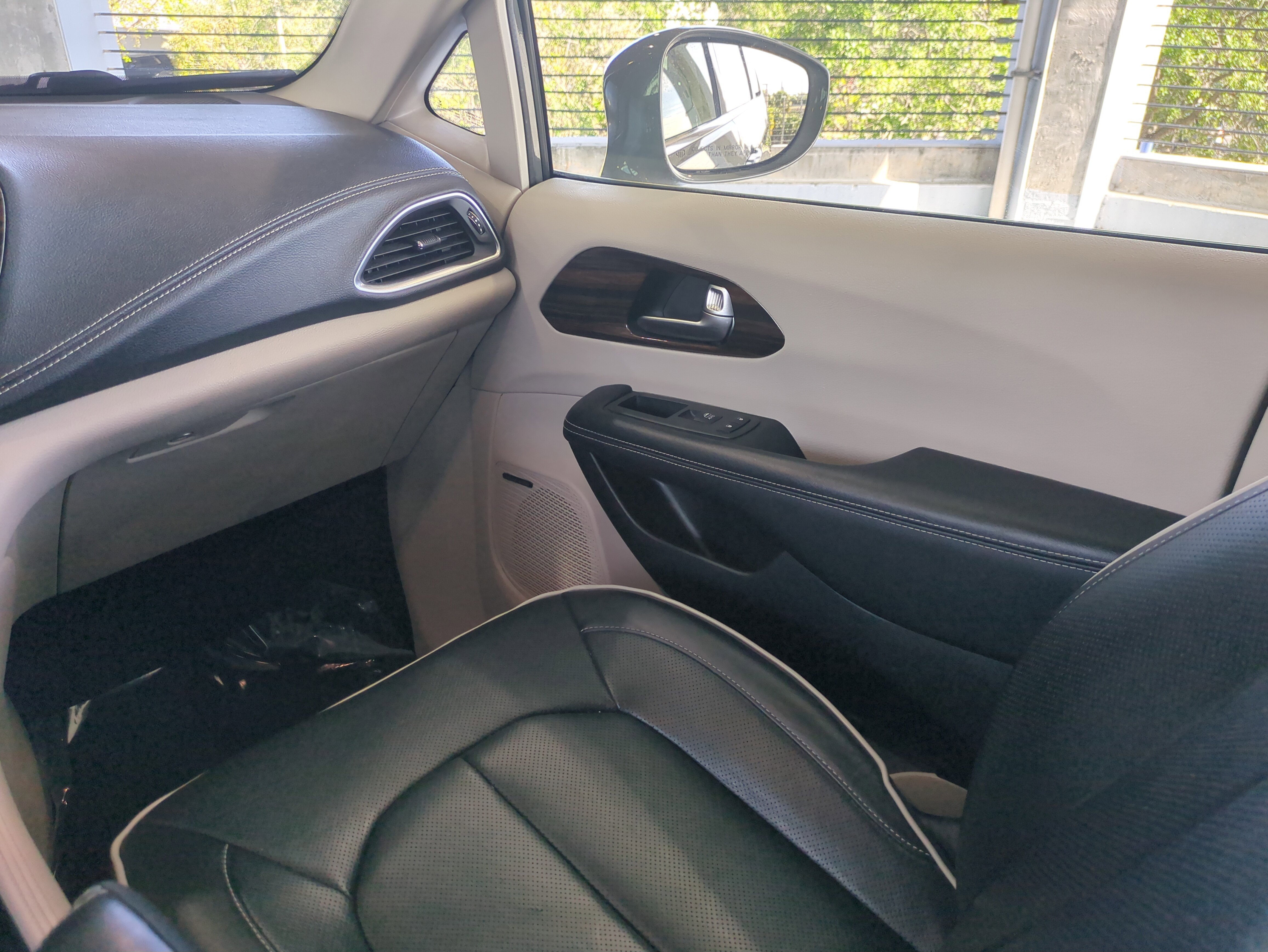 Used 2022 Chrysler Pacifica Limited FWD image 18