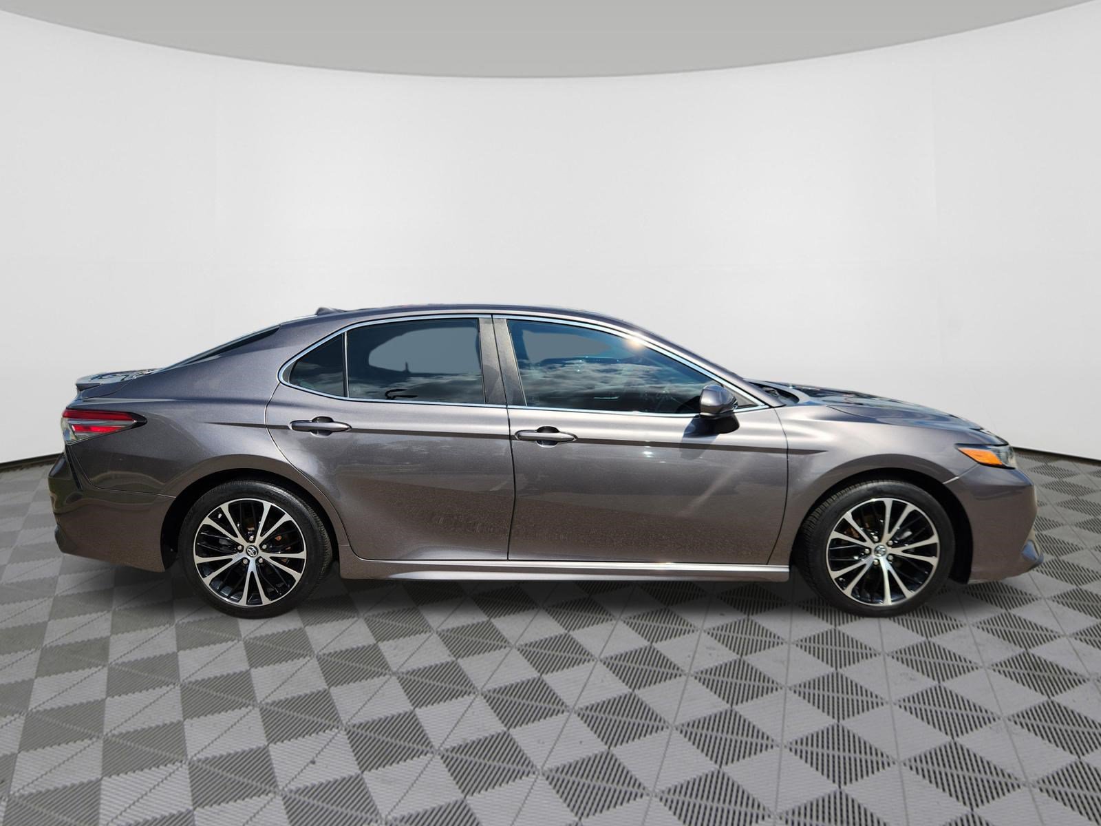 Used 2019 Toyota Camry SE FWD image 6