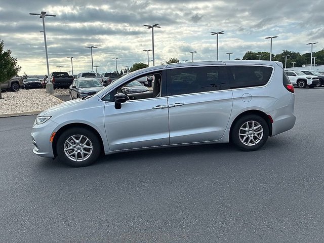 Used 2024 Chrysler Pacifica Touring-L FWD image 16