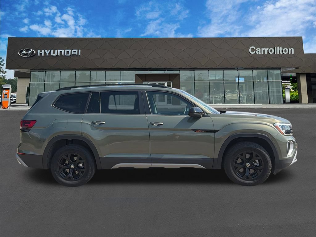 Used 2025 Volkswagen Atlas Peak Edition SE AWD/4WD image 4
