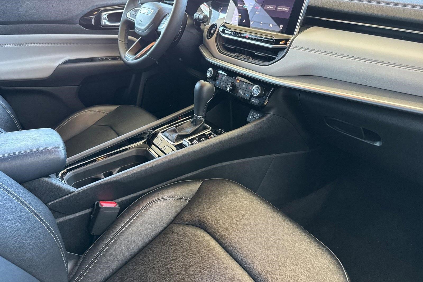 Used 2025 Jeep Compass Limited image 32