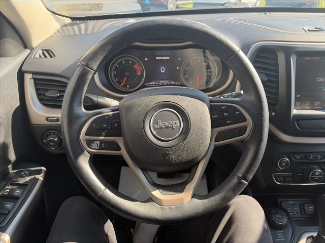 Used 2017 Jeep Cherokee Limited image 12