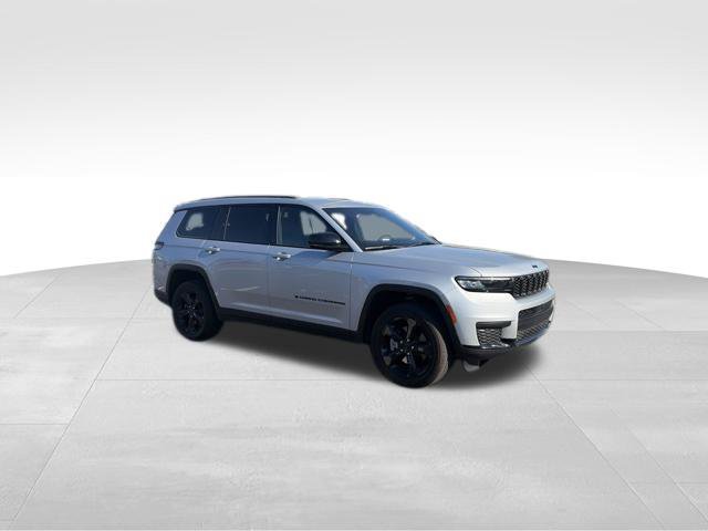 Used 2025 Jeep Grand Cherokee L Altitude AWD/4WD image 4