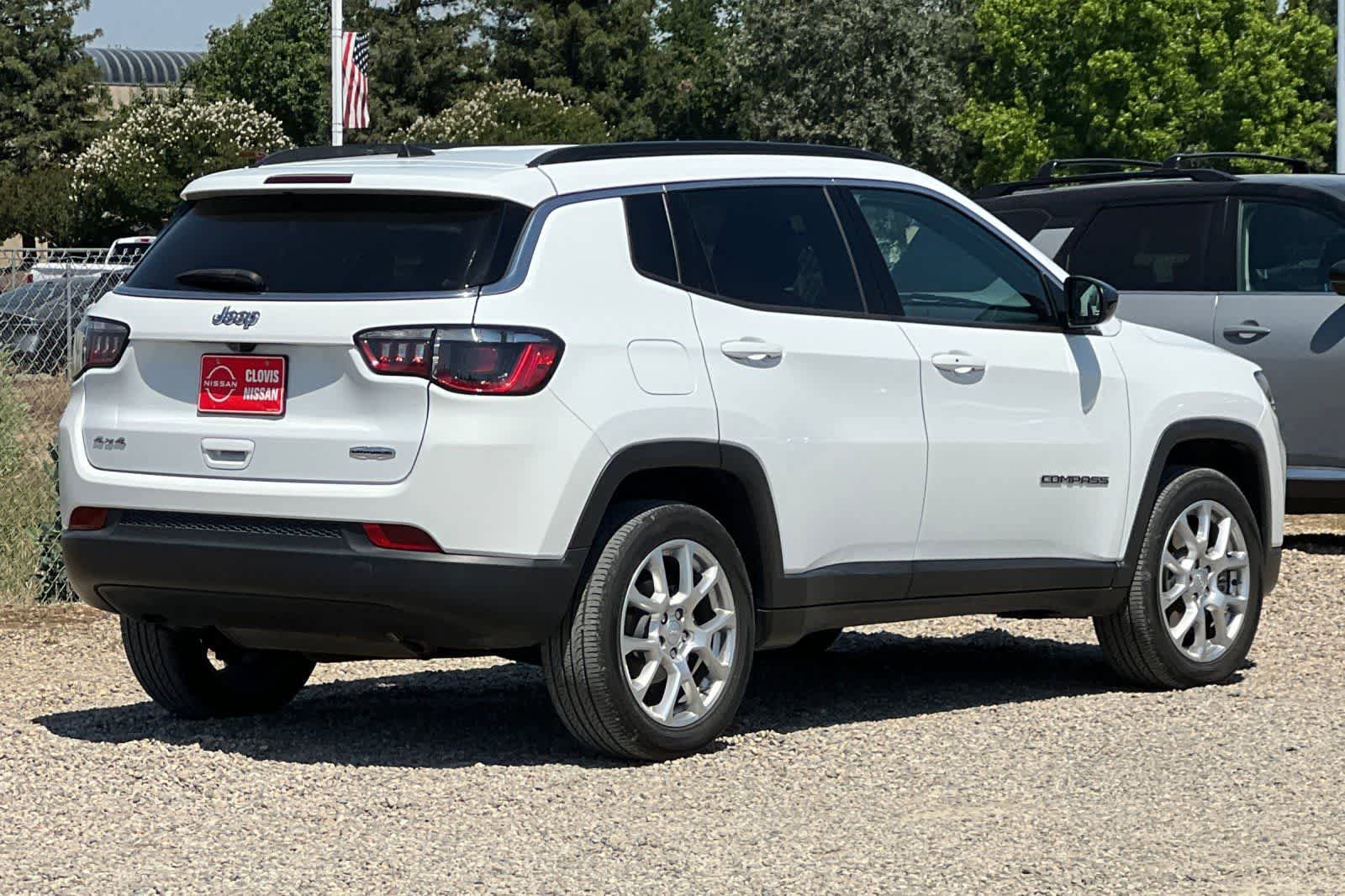 Used 2023 Jeep Compass Latitude AWD/4WD image 3