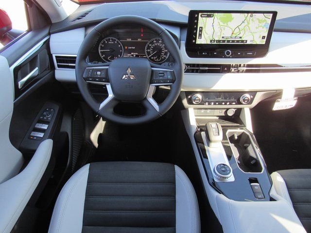 New 2025 Mitsubishi Outlander SE image 15