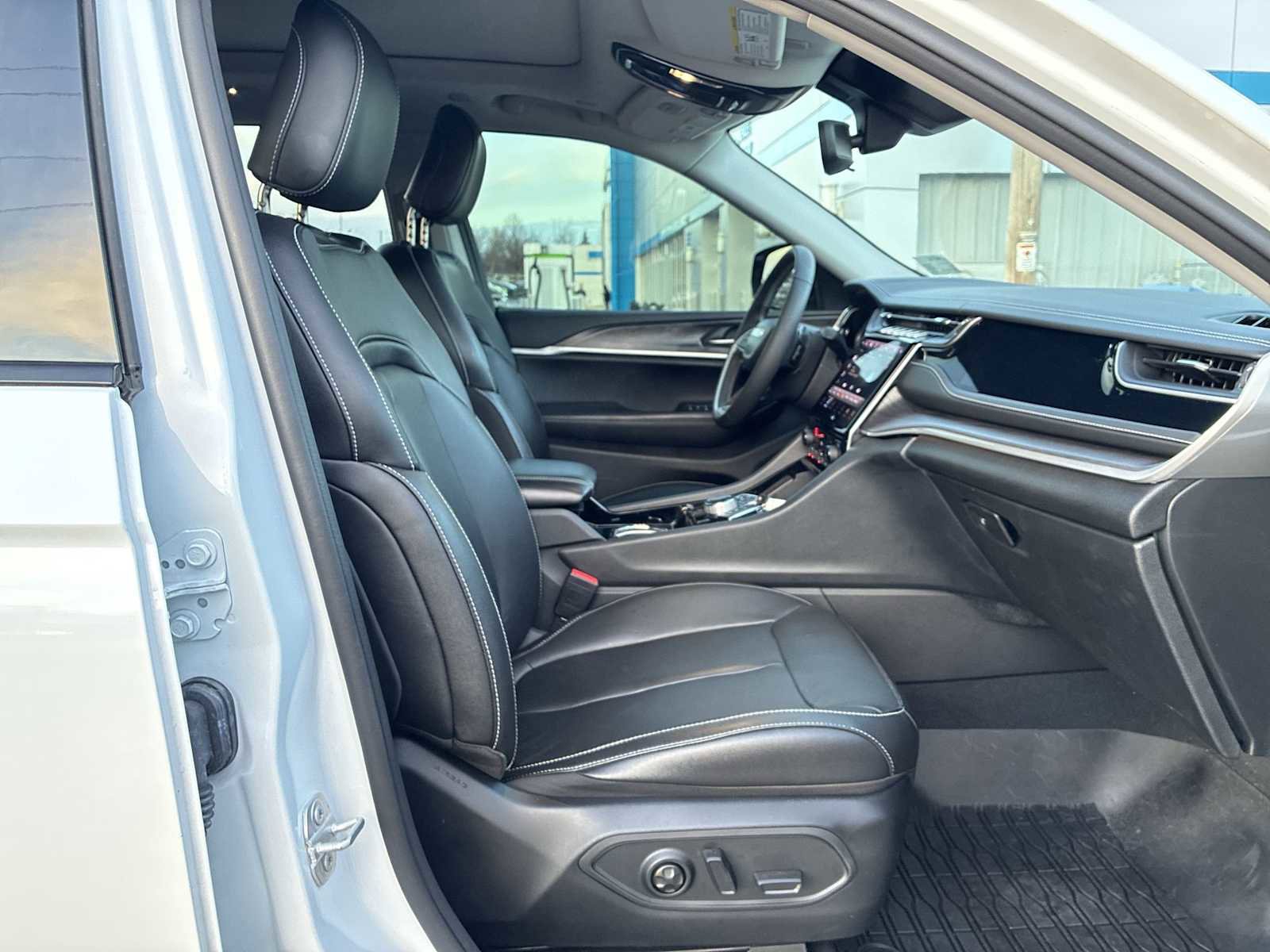 Used 2022 Jeep Grand Cherokee Limited 4xe image 29